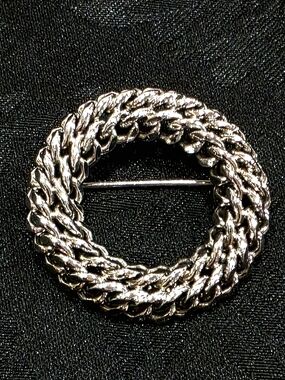 Ernest Steiner Vintage Brooch Pin in Wreath Double-layered Curblink Chain Design